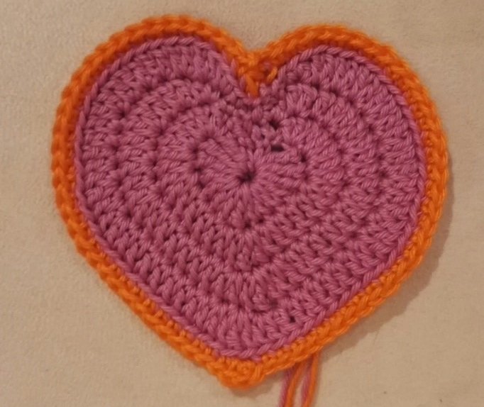 Blog-Inhaltsbild für 'Kostenlose Häkelanleitung für ein zweifarbiges Herz'